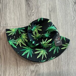 Men’s bucket hat with leaf